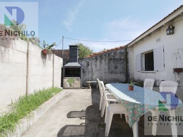 Venta Casa Chalet de 4 amb. con fondo y parrilla en  Berazategui, Oportunidad !!! APTA CREDITO
