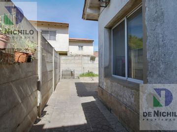 Venta Casa Chalet de 4 amb. con fondo y parrilla en  Berazategui, Oportunidad !!! APTA CREDITO