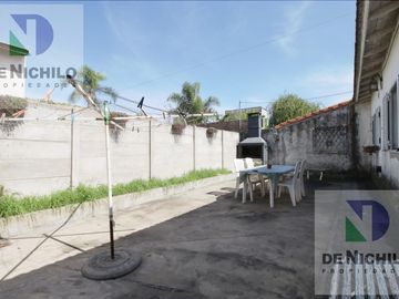 Venta Casa Chalet de 4 amb. con fondo y parrilla en  Berazategui, Oportunidad !!! APTA CREDITO