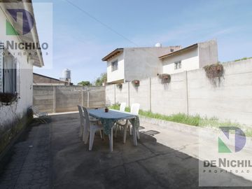 Venta Casa Chalet de 4 amb. con fondo y parrilla en  Berazategui, Oportunidad !!! APTA CREDITO