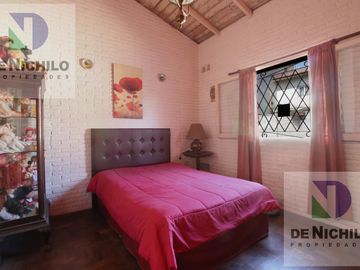 Venta Casa Chalet de 4 amb. con fondo y parrilla en  Berazategui, Oportunidad !!! APTA CREDITO