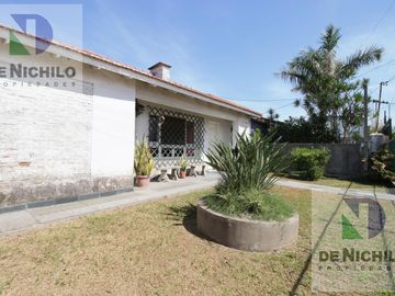 Venta Casa Chalet de 4 amb. con fondo y parrilla en  Berazategui, Oportunidad !!! APTA CREDITO