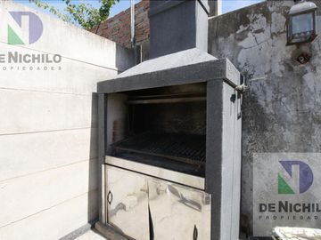 Venta Casa Chalet de 4 amb. con fondo y parrilla en  Berazategui, Oportunidad !!! APTA CREDITO
