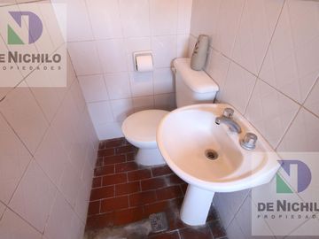 Venta Casa Chalet de 4 amb. con fondo y parrilla en  Berazategui, Oportunidad !!! APTA CREDITO