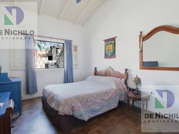 Venta Casa Chalet de 4 amb. con fondo y parrilla en  Berazategui, Oportunidad !!! APTA CREDITO