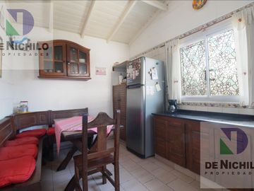 Venta Casa Chalet de 4 amb. con fondo y parrilla en  Berazategui, Oportunidad !!! APTA CREDITO