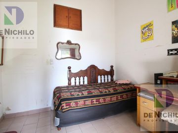 Venta Casa Chalet de 4 amb. con fondo y parrilla en  Berazategui, Oportunidad !!! APTA CREDITO