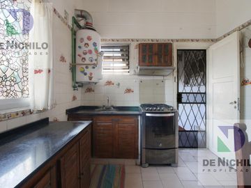 Venta Casa Chalet de 4 amb. con fondo y parrilla en  Berazategui, Oportunidad !!! APTA CREDITO