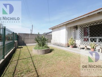 Venta Casa Chalet de 4 amb. con fondo y parrilla en  Berazategui, Oportunidad !!! APTA CREDITO
