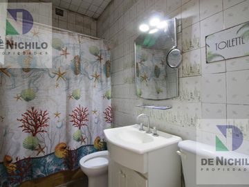 Venta Casa Chalet de 4 amb. con fondo y parrilla en  Berazategui, Oportunidad !!! APTA CREDITO