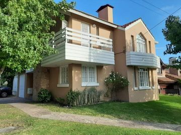 Chalet en esquina desarrollado en dos plantas.