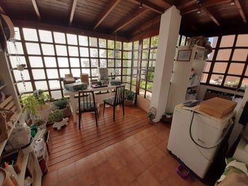 Chalet en esquina desarrollado en dos plantas.