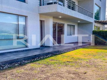 Departamento en venta con jardín en Cumbayá, 2 dormitorios
