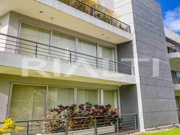 Departamento en venta con jardín en Cumbayá, 2 dormitorios