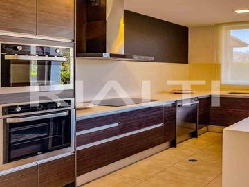 Departamento en venta con jardín en Cumbayá, 2 dormitorios