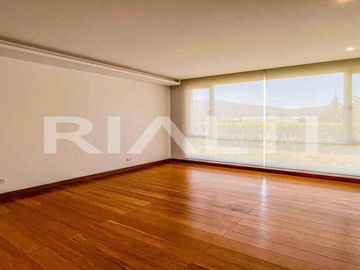 Departamento en venta con jardín en Cumbayá, 2 dormitorios