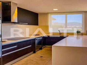 Departamento en venta con jardín en Cumbayá, 2 dormitorios