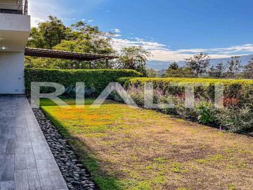 Departamento en venta con jardín en Cumbayá, 2 dormitorios