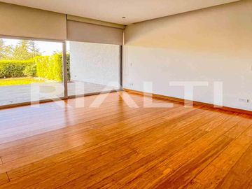 Departamento en venta con jardín en Cumbayá, 2 dormitorios