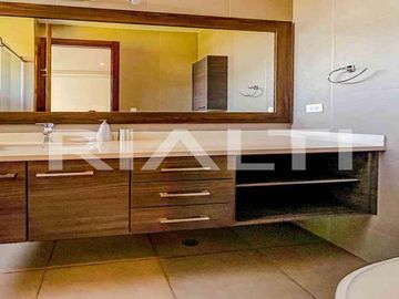 Departamento en venta con jardín en Cumbayá, 2 dormitorios