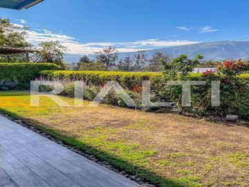 Departamento en venta con jardín en Cumbayá, 2 dormitorios