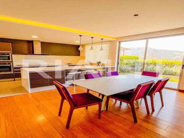 Departamento en venta con jardín en Cumbayá, 2 dormitorios