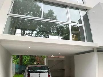 Triplex de dos dormitorios con cochera en City Bell