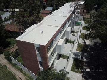 Triplex de dos dormitorios con cochera en City Bell