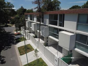 Triplex de dos dormitorios con cochera en City Bell