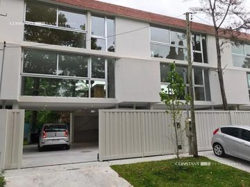 Triplex de dos dormitorios con cochera en City Bell