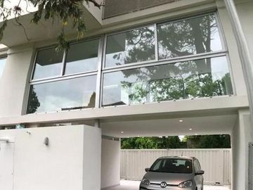 Triplex de dos dormitorios con cochera en City Bell