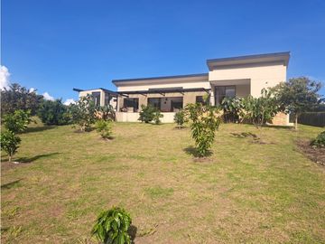 vendo casa finca campestre en parcelación vía Rionegro la Ceja 2.800m2