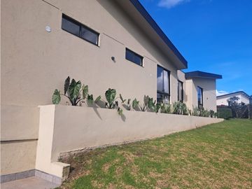 vendo casa finca campestre en parcelación vía Rionegro la Ceja 2.800m2