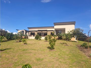 vendo casa finca campestre en parcelación vía Rionegro la Ceja 2.800m2
