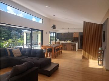vendo casa finca campestre en parcelación vía Rionegro la Ceja 2.800m2