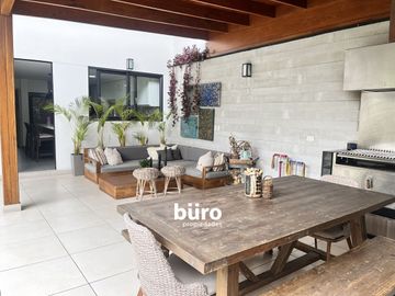 ESPECTACULAR CASA EN VENTA EN SURCO DE 3/4 DORM JARDIN GRANDE