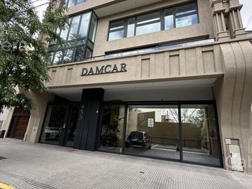 Venta de Piso tipo Dúplex de tres dormitorios y cochera en La Plata.