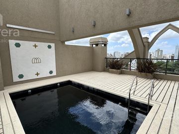 Venta de Piso tipo Dúplex de tres dormitorios y cochera en La Plata.