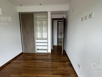 Venta de Piso tipo Dúplex de tres dormitorios y cochera en La Plata.