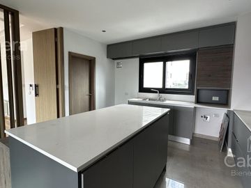 Venta de Piso tipo Dúplex de tres dormitorios y cochera en La Plata.