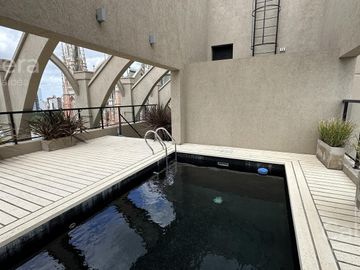 Venta de Piso tipo Dúplex de tres dormitorios y cochera en La Plata.