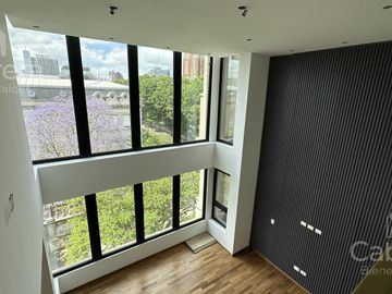 Venta de Piso tipo Dúplex de tres dormitorios y cochera en La Plata.