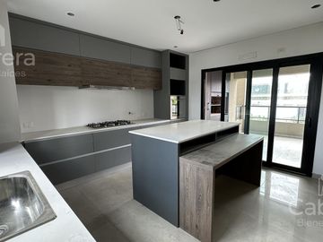 Venta de Piso tipo Dúplex de tres dormitorios y cochera en La Plata.
