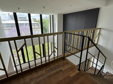 Venta de Piso tipo Dúplex de tres dormitorios y cochera en La Plata.