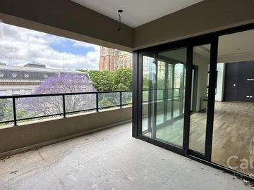 Venta de Piso tipo Dúplex de tres dormitorios y cochera en La Plata.