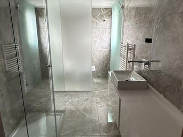 Venta de Piso tipo Dúplex de tres dormitorios y cochera en La Plata.