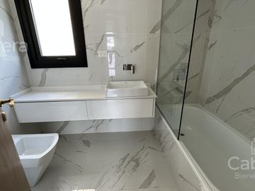 Venta de Piso tipo Dúplex de tres dormitorios y cochera en La Plata.