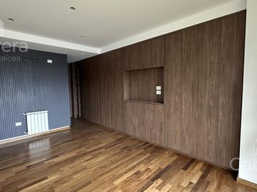 Venta de Piso tipo Dúplex de tres dormitorios y cochera en La Plata.