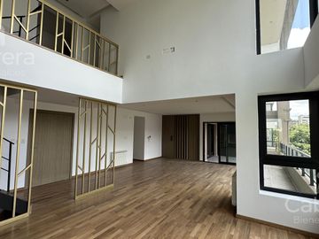 Venta de Piso tipo Dúplex de tres dormitorios y cochera en La Plata.