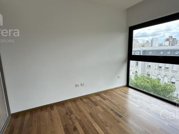 Venta de Piso tipo Dúplex de tres dormitorios y cochera en La Plata.